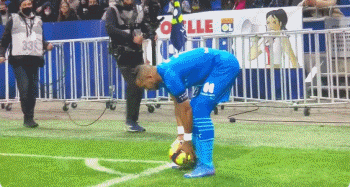 球迷在青年欧冠里对切尔西球员进行种族歧视，卡拉巴赫被罚款（因球迷在青年欧冠对切尔西球员实施种族歧视，卡拉巴赫遭罚款）