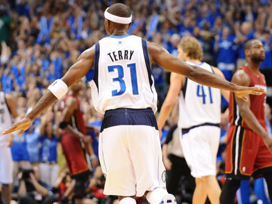 切尔西球迷在看台高唱：拉明-亚马尔，你就是一坨＊（切尔西球迷看台高唱不雅口号，嘲讽拉明-亚马尔）