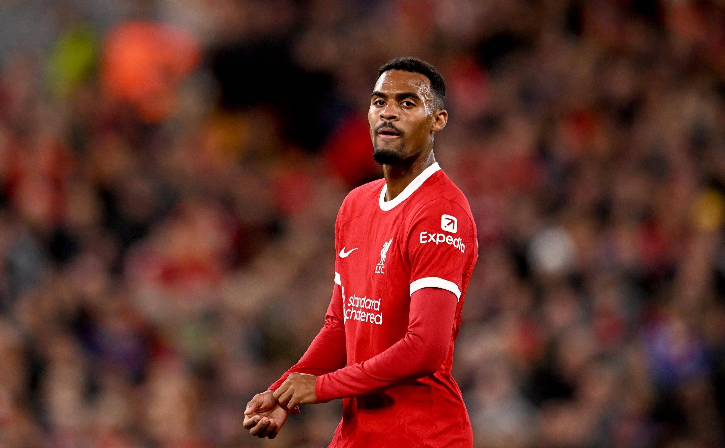 前埃及国脚怒斥卡拉格：难怪C罗懒得理你，难怪穆帅说你一般（前埃及国脚怒怼卡拉格：难怪C罗无视你，穆帅也称你平庸）