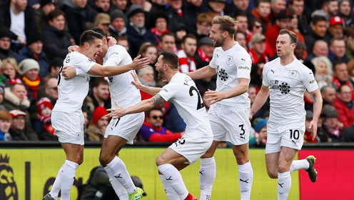 阿斯：罗德里戈将继续争取位置，若赛季末情况未变会与皇马谈（阿斯：罗德里戈将继续竞争主力，若季末无改观将与皇马沟通）