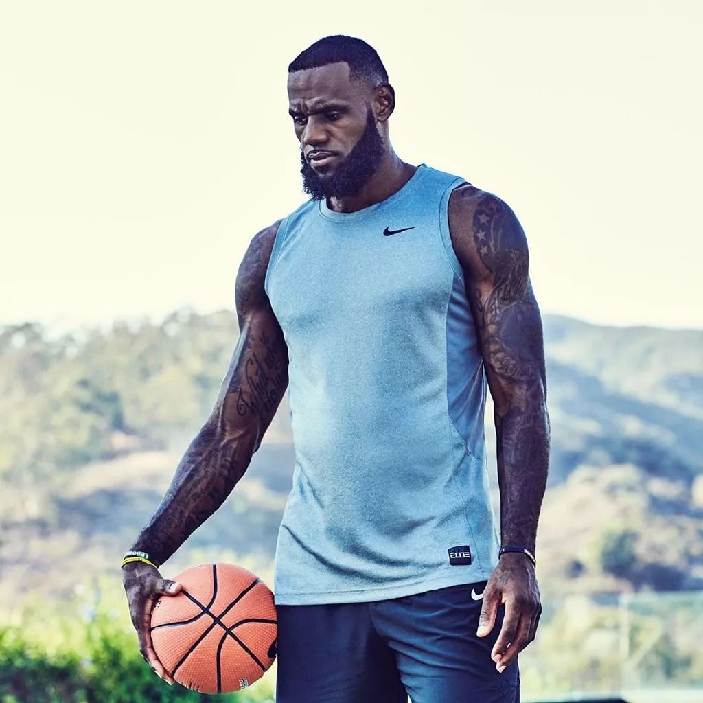 所有人都知道他要出手但挡不住（人尽皆知他将出手，仍无人能挡）