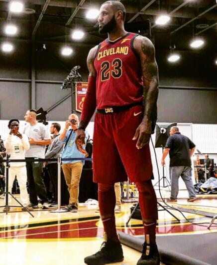 范佩西：温格是我的足球教父；弗格森的管理能力让人惊叹（范佩西：温格如我足坛导师 弗格森的管理才华令人折服）