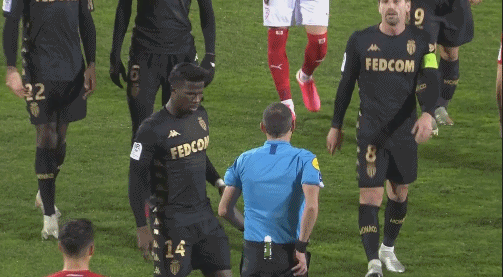 卡塔尔男足在小组赛中0-3爆冷负于突尼斯，遗憾出局，引发热议。