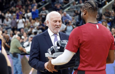 体育传承雷锋精神 国家游泳队奥运全运冠军走进校园